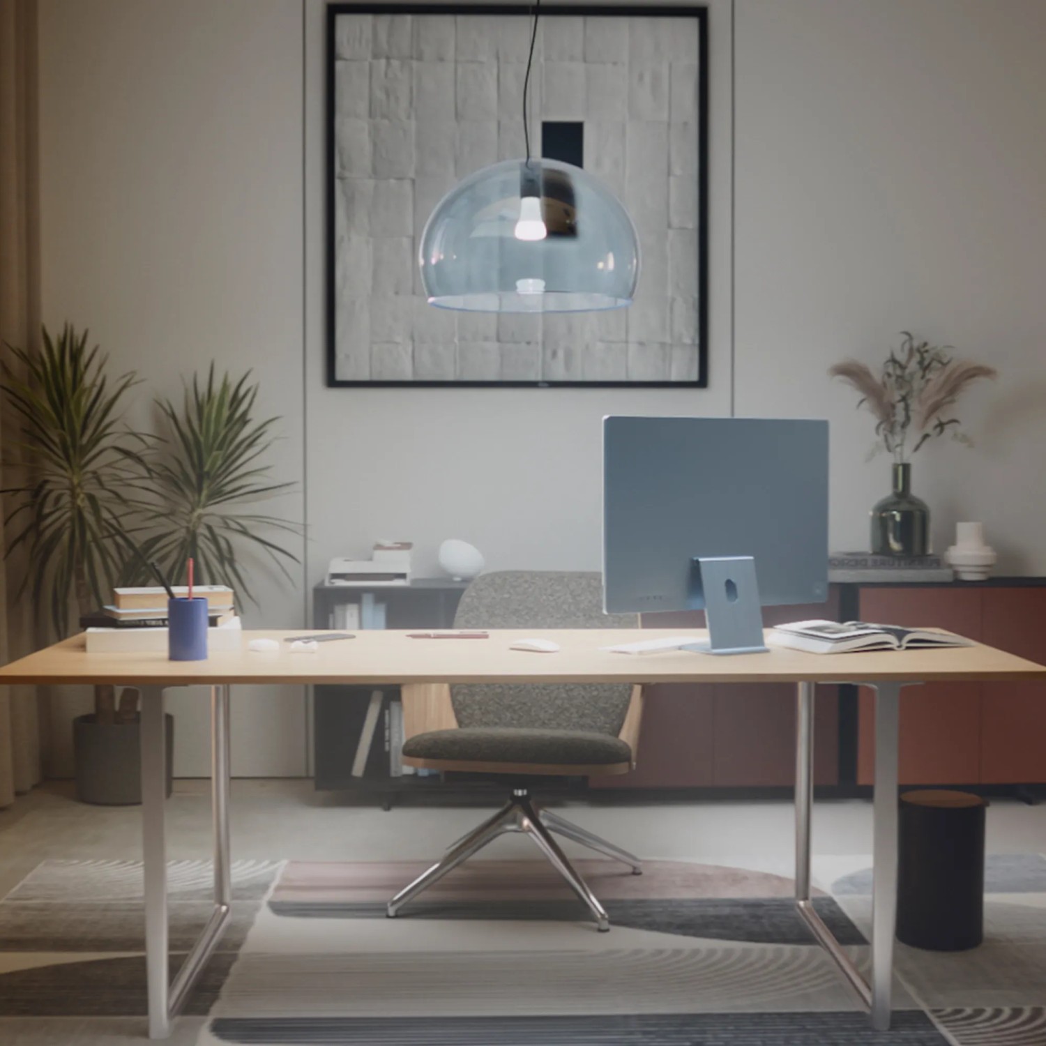 Philips Hue E27 LED Lampe 3er-Pack mit warmweißem Licht in modernem Büro.