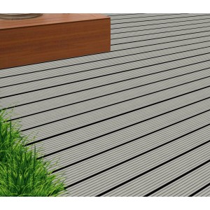 Hellgraue WPC Terrassendielen (2,1x14,5x300 cm) mit geriffelter Oberfläche auf Terrasse verlegt.