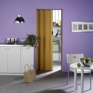 Helle Falttür Una Buche (84x205cm) im Wohnraum, platzsparende Türlösung.