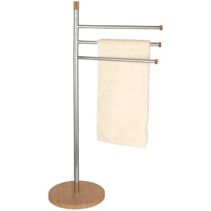 Freistehender Wenko Handtuchständer Bamboo mit 3 Armen aus Chrom und Bambus-Akzenten.