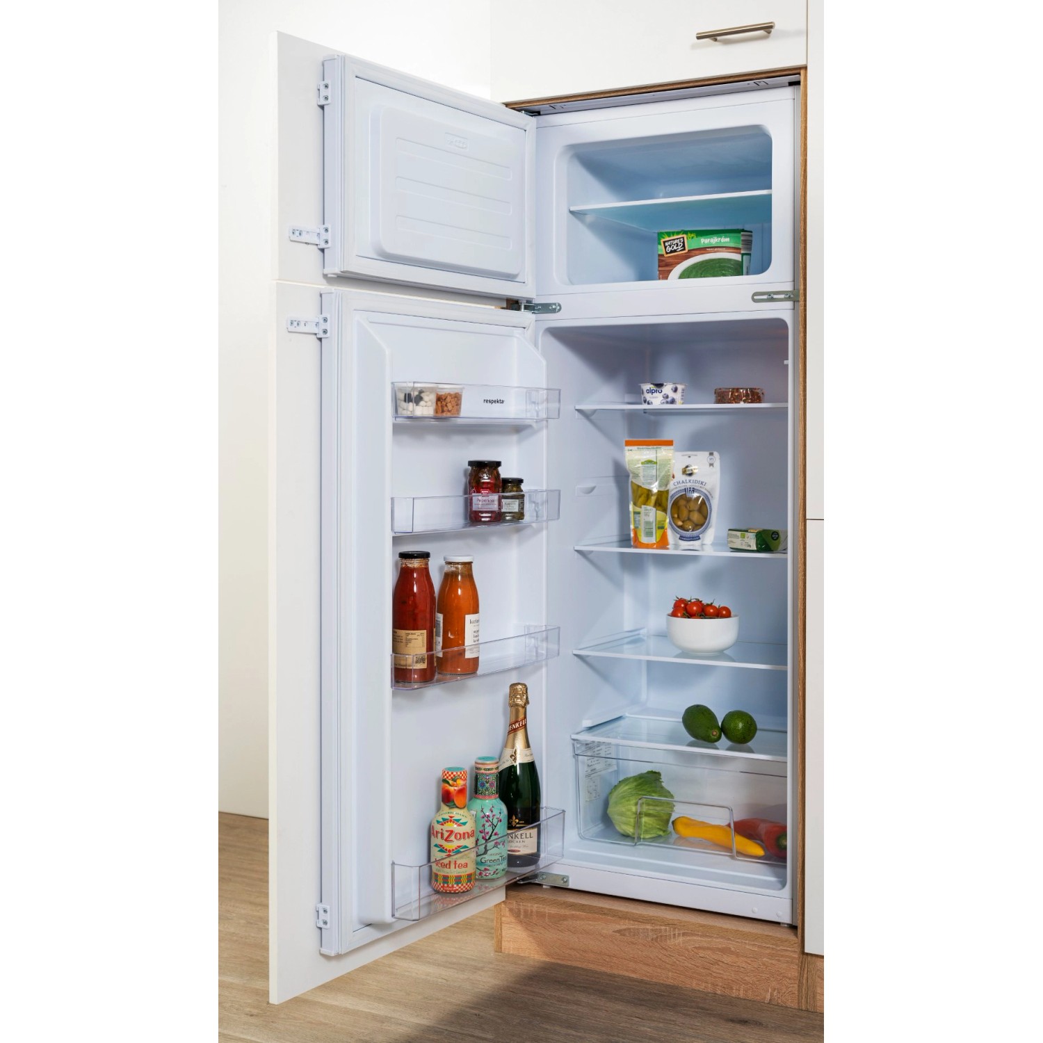 Geöffneter Kühlschrank der Respekta Küchenzeile KB310ESSCGKE, gefüllt mit Lebensmitteln.