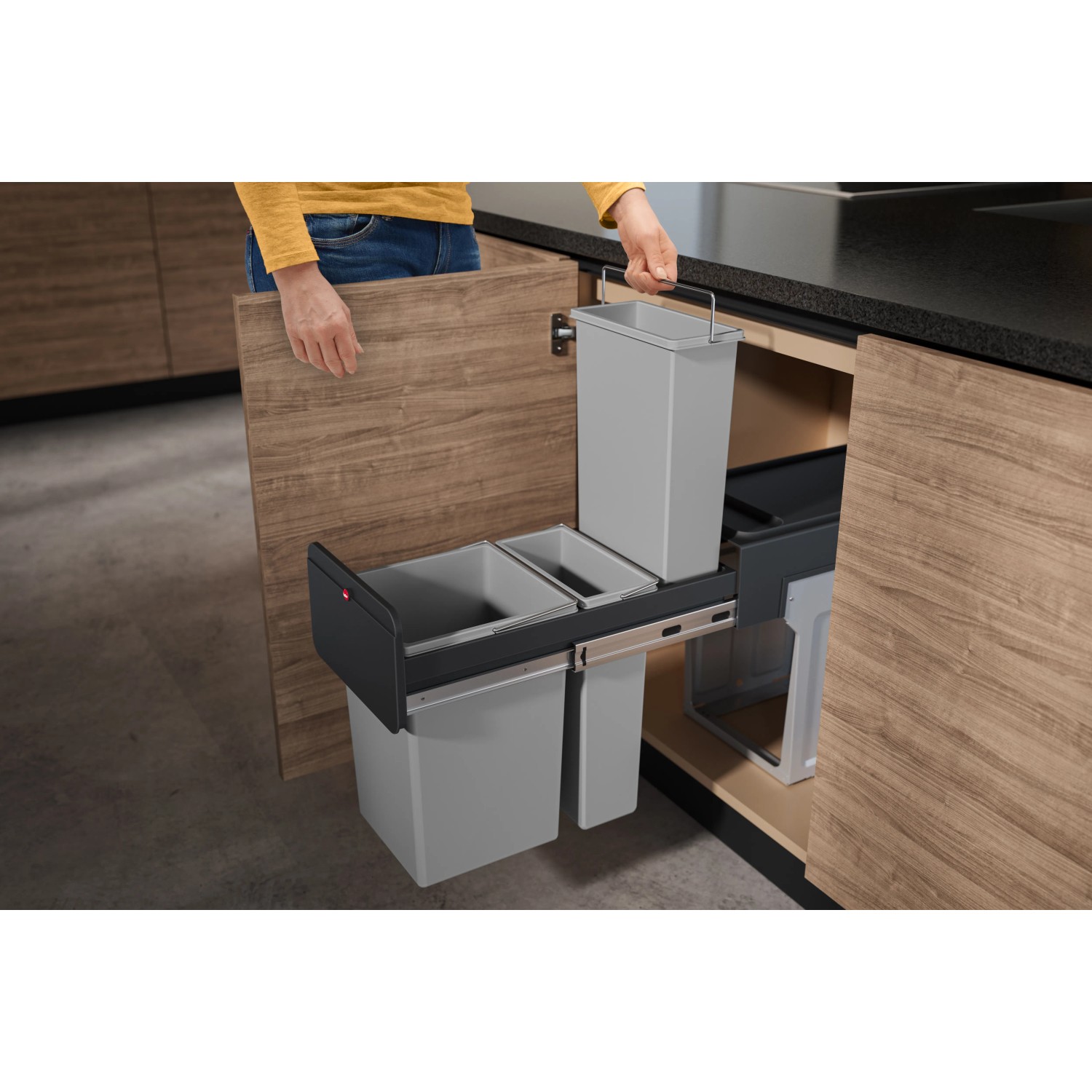Hailo Einbau-Mülleimer EB-X Trio mit drei grauen Inneneimern im Unterschrank.
