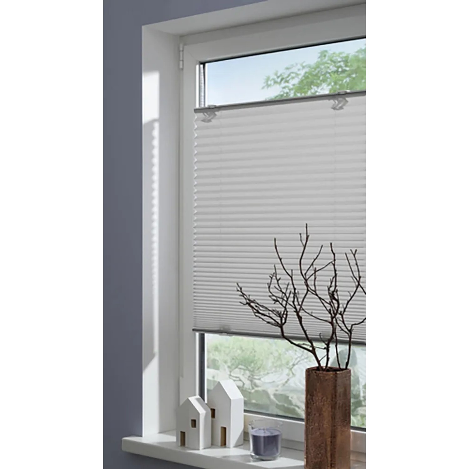 Graues Gardinia Plissee Solo, 100x130 cm, am Fenster mit Deko. Blickdicht und lichtdurchlässig.