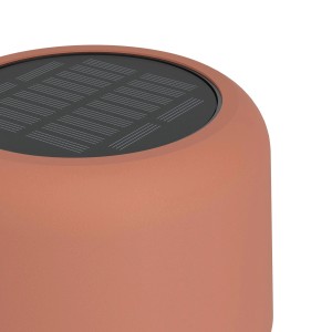 Detailaufnahme: Rote EGLO ROCCANOVA-L Solar Stehleuchte mit Solarpanel.