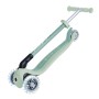 Pistazienfarbener Globber Primo Foldable Lights Tretroller mit 3 LED-Rädern, faltbar und höhenverstellbar für Kinder.
