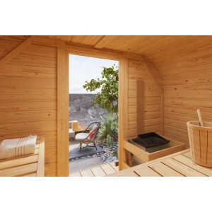 Innenansicht der naturbelassenen Karibu Fasssauna Quadro 1 Plus mit Saunaofen und Zubehör.