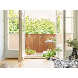 Balkon mit LOP Sichtschutzmatte Weide (90x300cm), naturbraun, mit Pflanzen und Lichterkette dekoriert.