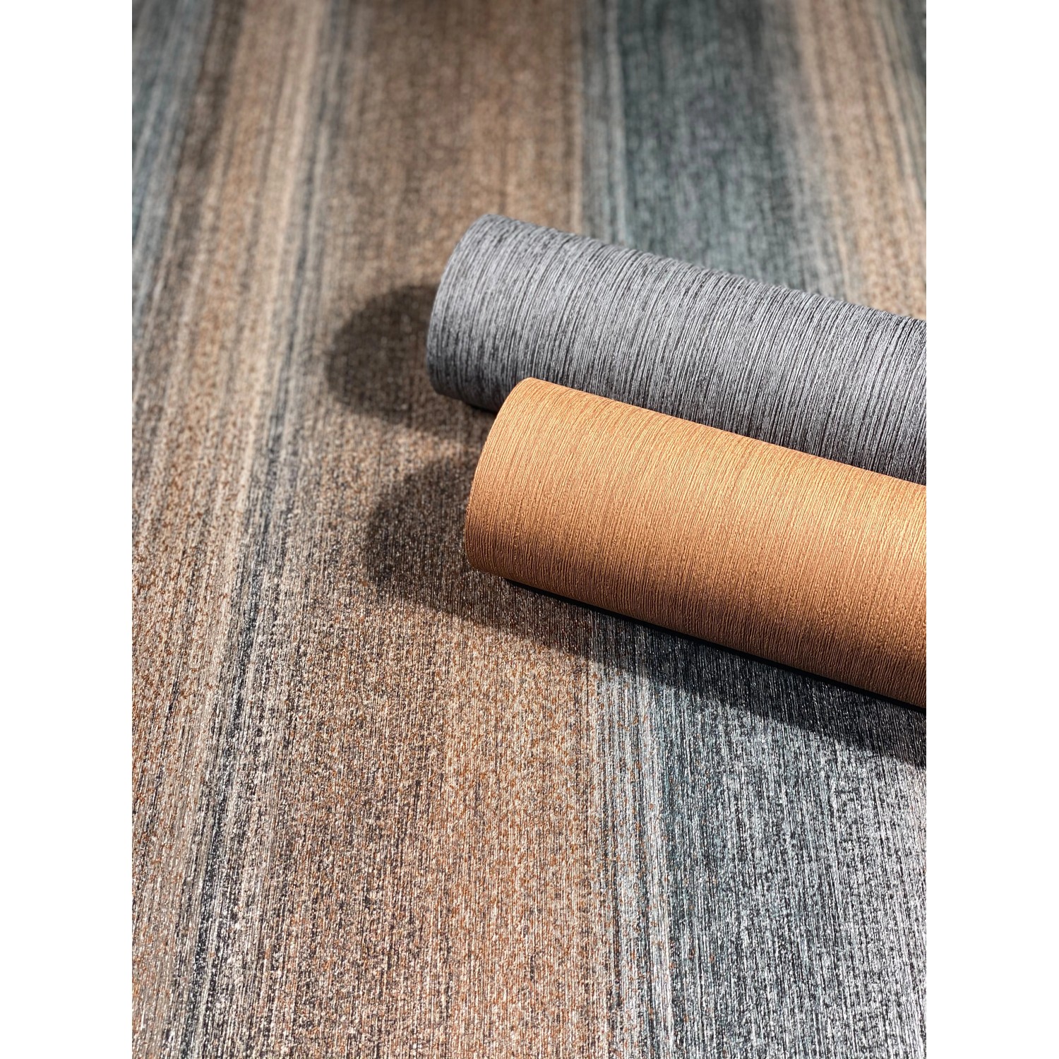 Marburg Vliestapete Vintage Deluxe: Kupferfarbene Streifenstruktur auf Rolle.