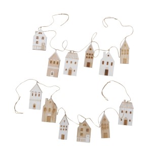 Mehrfarbige Boltze Home Girlande Nordy mit kleinen Holzhäusern als Geschenkartikel.