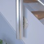 Detailaufnahme: Treppe Kos mit Eiche Rustik Stufen und weißem Design-Geländer.