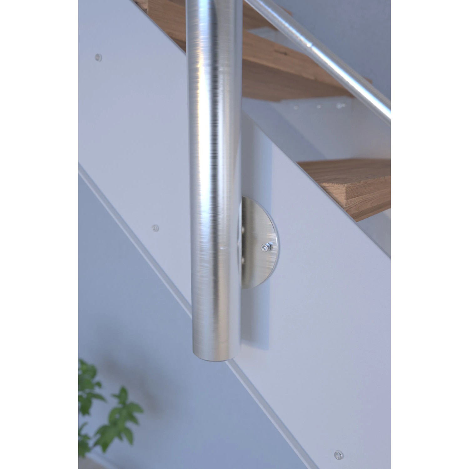 Detailaufnahme: Treppe Kos mit Eiche Rustik Stufen und weißem Design-Geländer.
