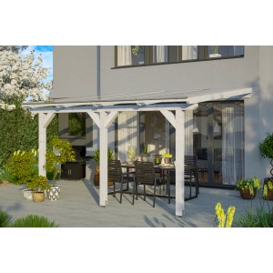 Weiße Skan Holz Terrassenüberdachung Bormio aus Leimholz mit Polycarbonat-Dach und Aufschraubstützen.