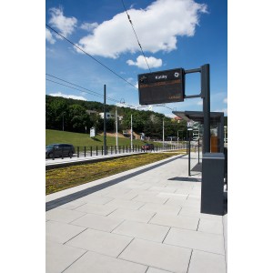 Grau-weiße Premac City XL Pflastersteine (8x50x50 cm) auf einem modernen Bahnsteig.