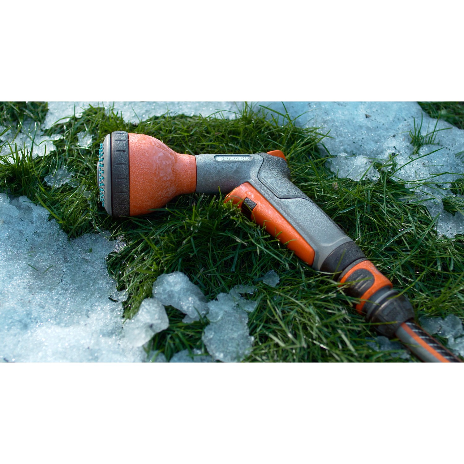 Gardena Classic Multibrause auf Rasen mit Schnee, Gartenspritze mit verschiedenen Strahlformen.