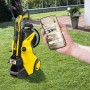 Gelber Kärcher K 5 Premium Smart Control Hochdruckreiniger mit App-Steuerung im Garten.