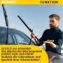 Mann nutzt ADAC Scheibenwischer-Schneider EcoCut am Auto, um die Wischerblätter zu schärfen.