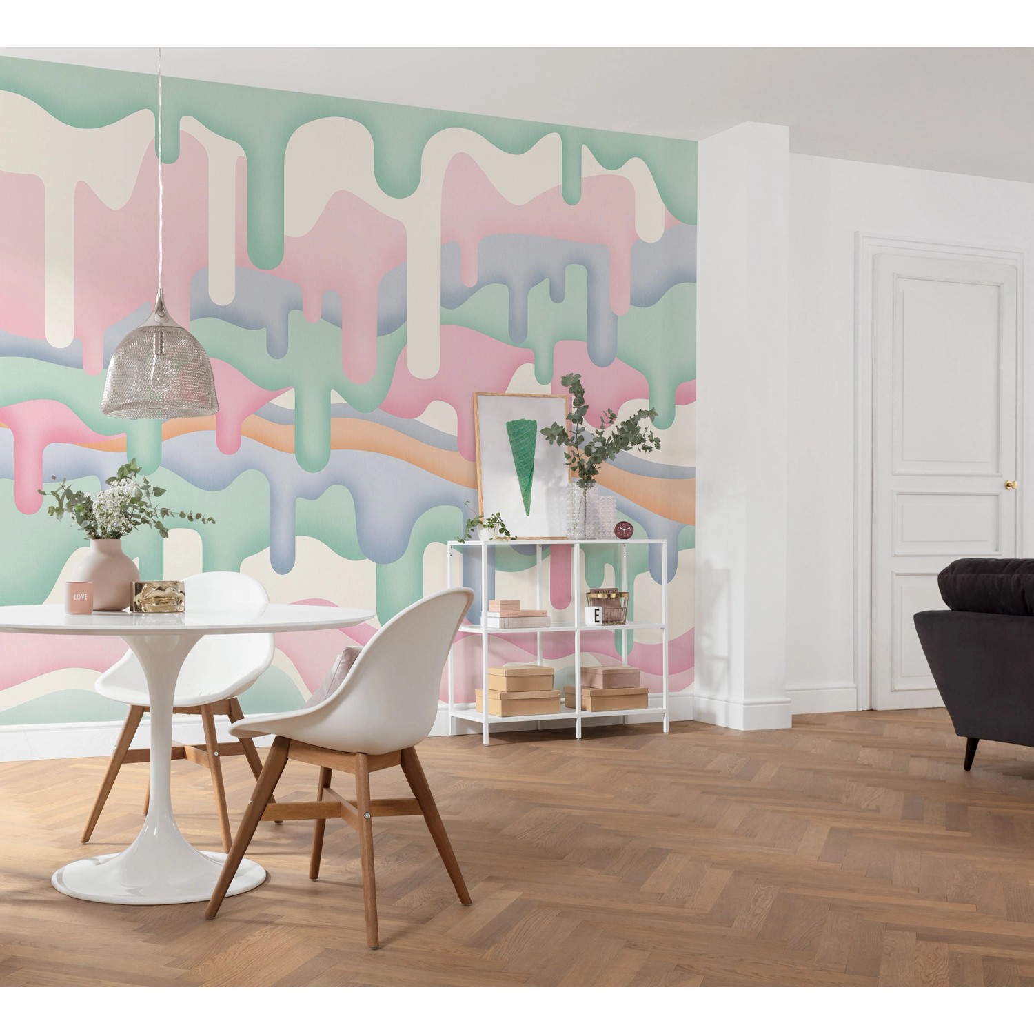 Komar Vliestapete Melt in Pastellrosa an Wand im Esszimmer, modernes Design.