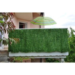 Balkonsichtschutz Tanne (300x100cm) auf Balkon mit Sonnenschirm.