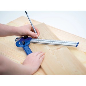LUX Trockenbaulineal 35 cm im Einsatz: Anzeichnen eines Werkstücks mit Bleistift.