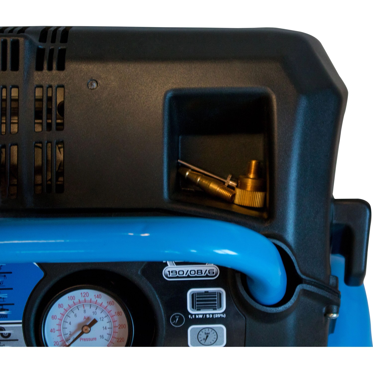 Detailaufnahme Güde Airpower 190/08/6 Kompressor mit Manometer und Zubehör im Fach.