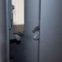 Detailaufnahme: Justus Island 5 2.0 Kaminofen, Keramik Schwarz-Grappa, Fokus auf Verschlussmechanismus.