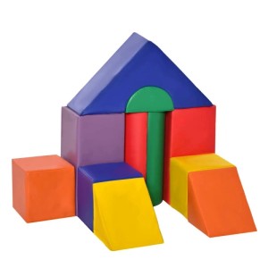 Buntes HOMCOM Bausteinset aus weichem Kunstleder, als Spielhaus mit Würfeln, Dreiecken und Zylindern für Kleinkinder.