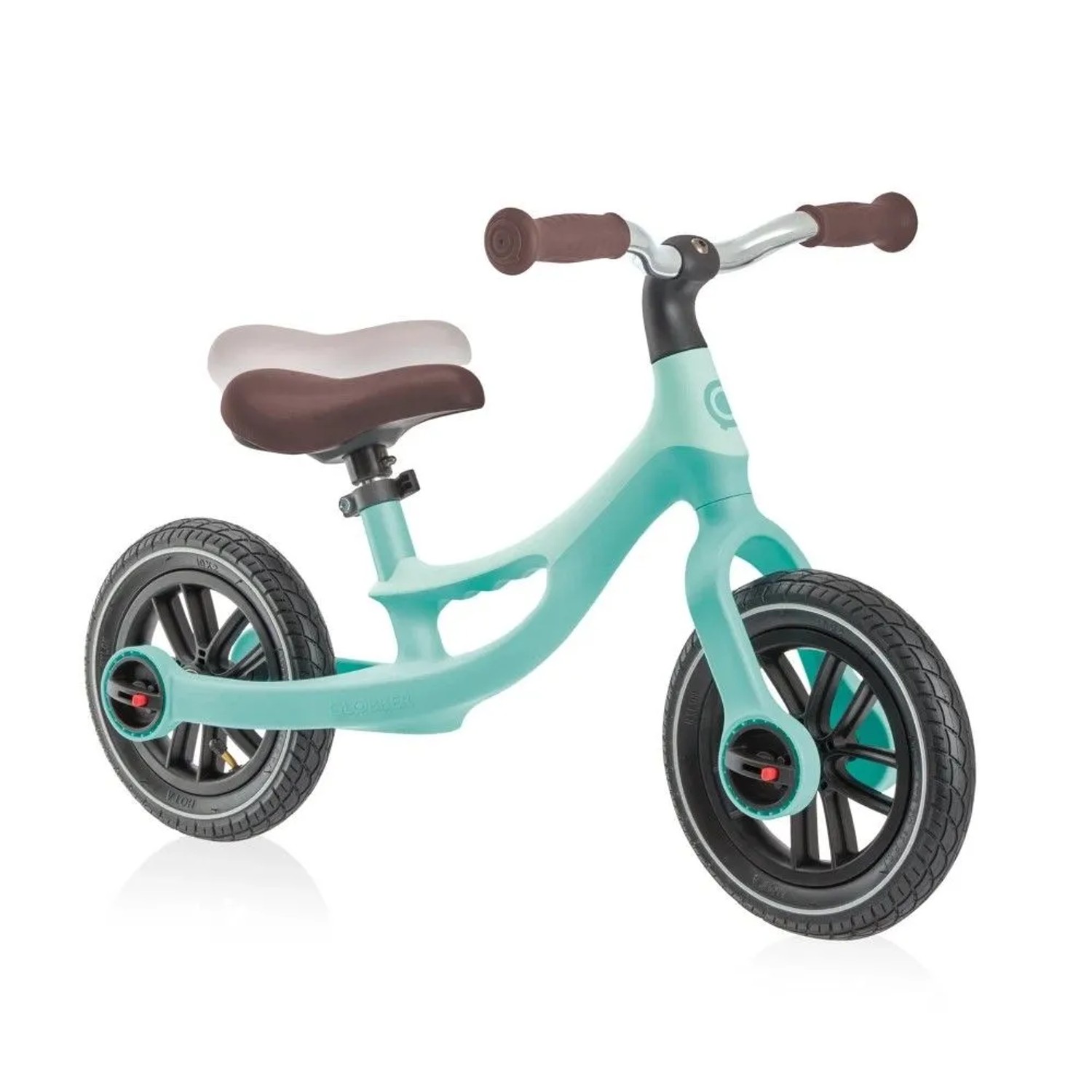 Mintfarbenes Globber Go Bike Elite Air Laufrad für Kinder mit 10 Zoll Luftbereifung und höhenverstellbarem Sattel.