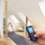 Bosch Professional GLM 40 Laser-Entfernungsmesser in Hand vor Dachgeschoss-Baustelle.