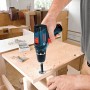 Bosch Akku-Bohrschrauber GSR 12V-15 im Einsatz beim Schrauben in Holz.