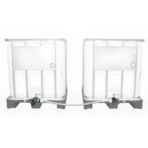 IBC Tankverbindungsset-Quick für 2 Tanks DN 25, verbunden mit Schlauch.
