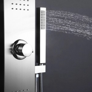 Edelstahl Duschpaneel mit Handbrause und Massagedüsen im Betrieb.