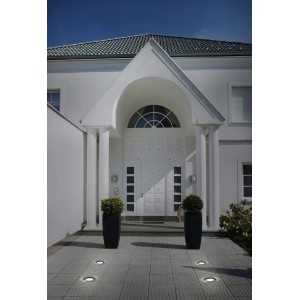 Näve LED-Bodeneinbauleuchte Forto, Stahl-Blank, im Einsatz vor einem Haus.