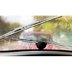 BOSCH ClassicWiper 340UE Wischblatt im Einsatz auf einer Windschutzscheibe.