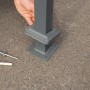 Detailaufnahme: Westmann Mülltonnenverkleidung Planum, Montage am Boden mit Schraube.