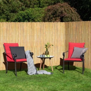 Sol Royal Bambus Sichtschutzzaun (100x300cm) im Garten mit Möbeln.