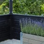 Schwarzer Sichtschutzzaun Plank mit Glaselement und Lavendel im Pflanzkasten.
