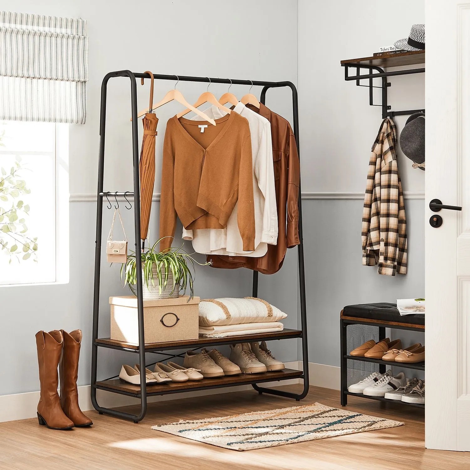 Vasagle Kleiderständer in Braun-Schwarz mit 2 Regalen für Kleidung, Schuhe und Accessoires.