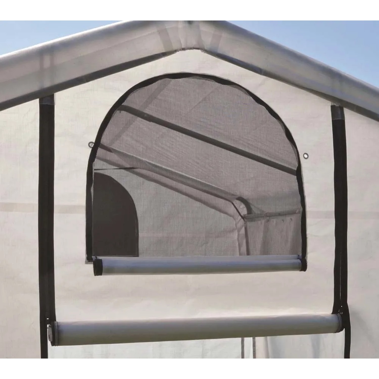 Detailansicht: Weißes ShelterLogic Foliengewächshaus mit Fenster zur Belüftung.