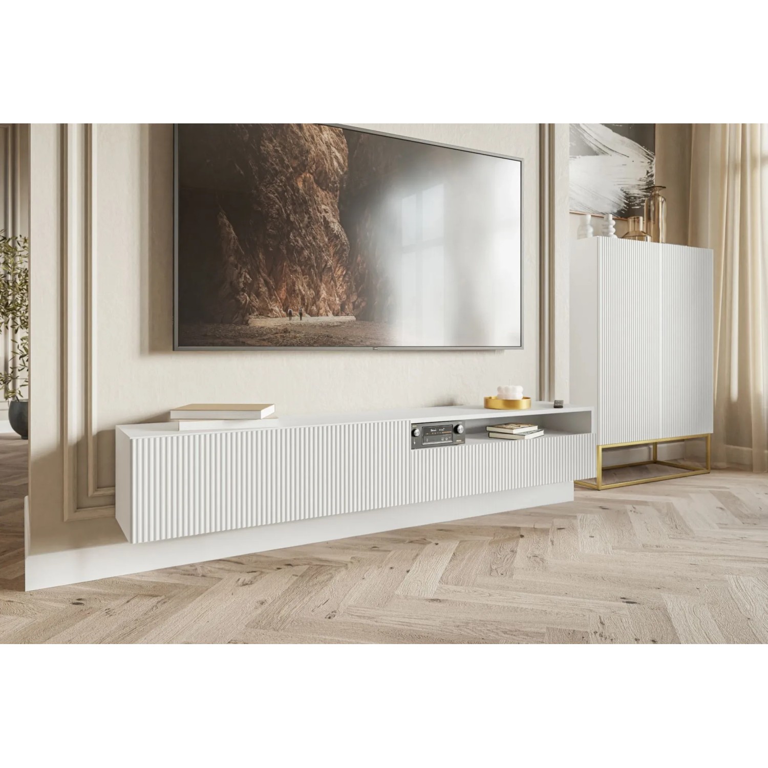 Weißes Selsey TV-Hängeboard Veldio mit geriffelter Lamellenfront, offenem Fach, 175 cm breit, modern.