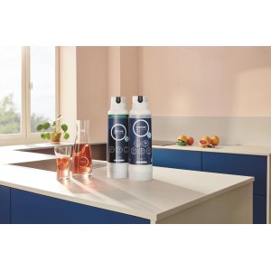 Grohe Blue Umkehrosmose Filter, weiß-blaue Wasserfilter Kartuschen im Küchenambiente.