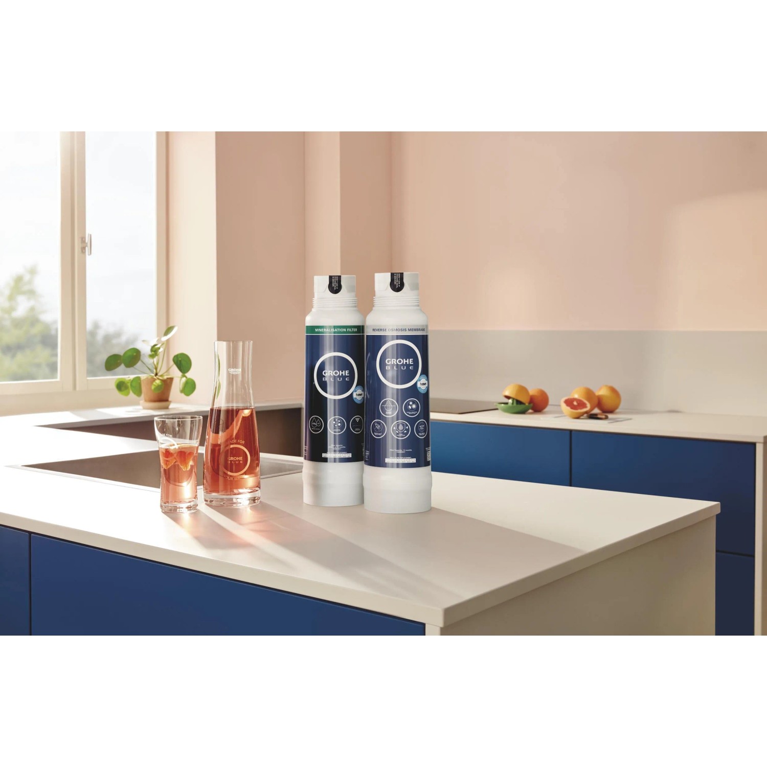 Grohe Blue Umkehrosmose Filter, weiß-blaue Wasserfilter Kartuschen im Küchenambiente.
