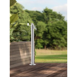 GardWell Wasserzapfstelle Comfort Style aus Edelstahl mit Schlauchhalter im Garten.