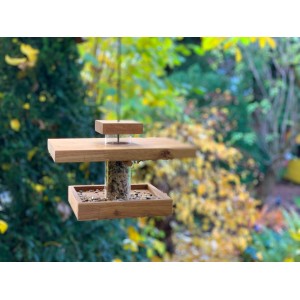 Dobar Vogelfutterhaus aus Eichenholz mit Acrylglas-Silo, hängend im Garten.