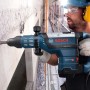 Bosch Professional GSH 7 VC Schlaghammer beim Stemmen in Betonwand.