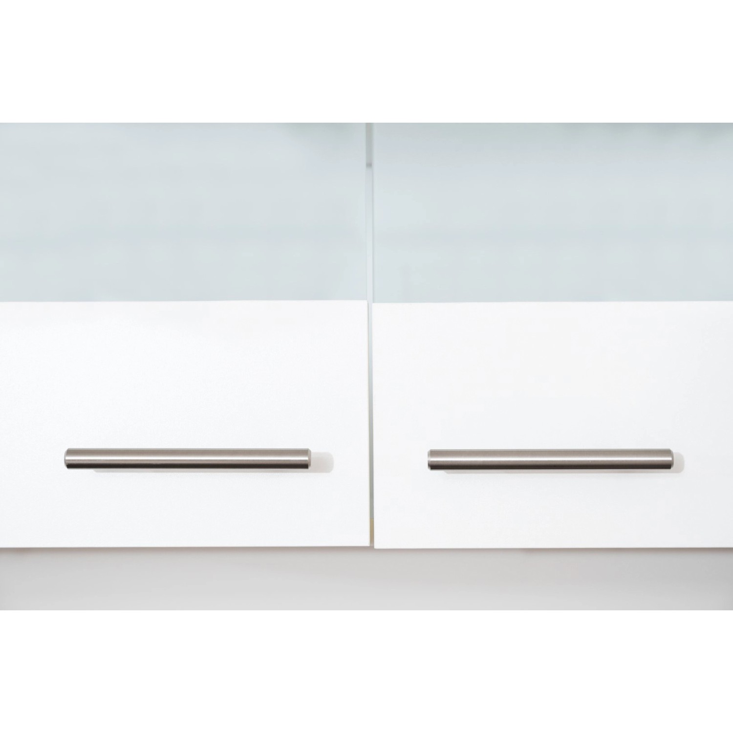 Detailaufnahme: Weiße Oberschränke mit Glasfronten und Edelstahlgriffen der Respekta Küchenzeile.