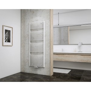 Weißer Schulte Design-Heizkörper Europa III mit Mittenanschluss im Badezimmer.