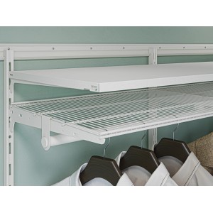 Weisse Metall-Wandschiene (100 cm) mit Regalböden und Kleidung an Kleiderbügeln.