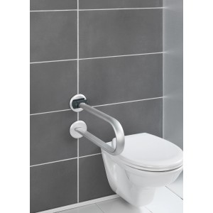 Klappbarer Wenko Badstützgriff Secura Premium aus Aluminium neben einem WC an grauer Wand.