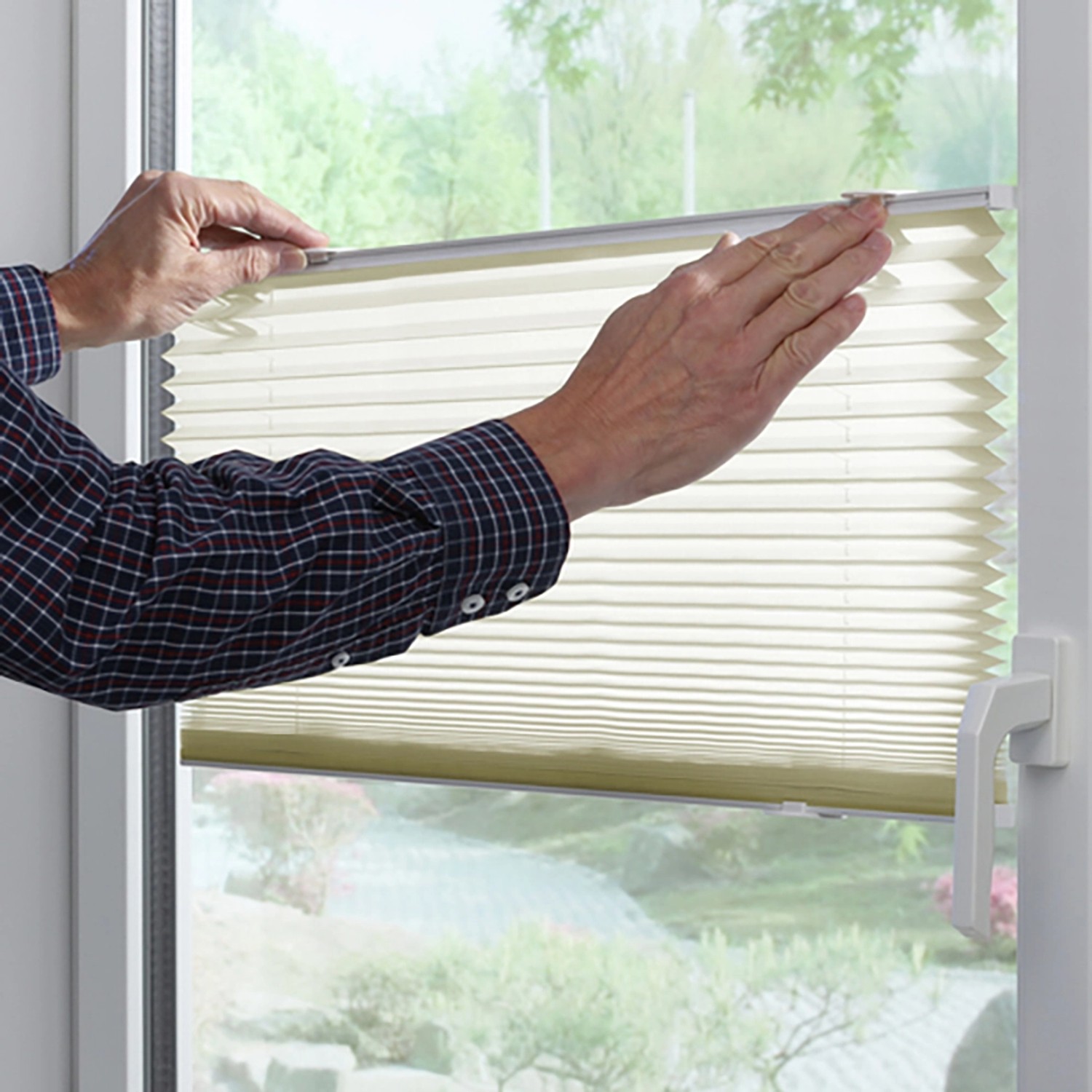 Gardinia Plissee Solo, 70x130 cm, Creme, am Fenster montiert. Lichtdurchlässiger Sichtschutz.