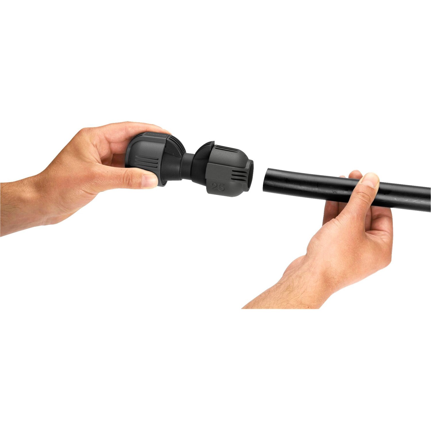 Gardena Verbinder 25 mm im Einsatz: Zwei Hände verbinden ein schwarzes Rohr mit dem grauen Verbinder.